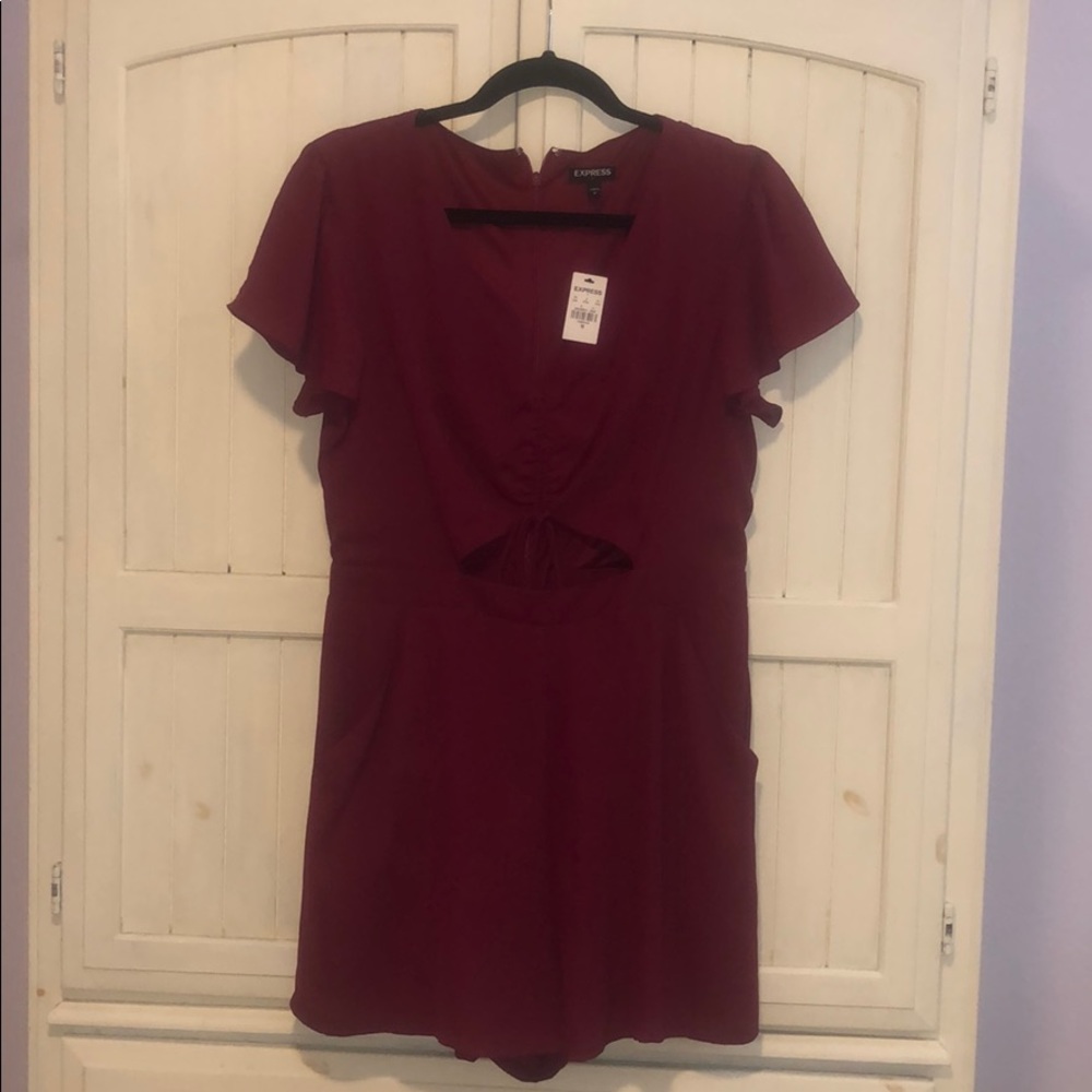 🌸🍀NWT Express romper with peek-a-boo cutout 🍀🌸
